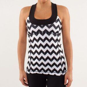 Lululemon Scoop Neck Tank Top in a Chevron Print - Size 4 in White and Black